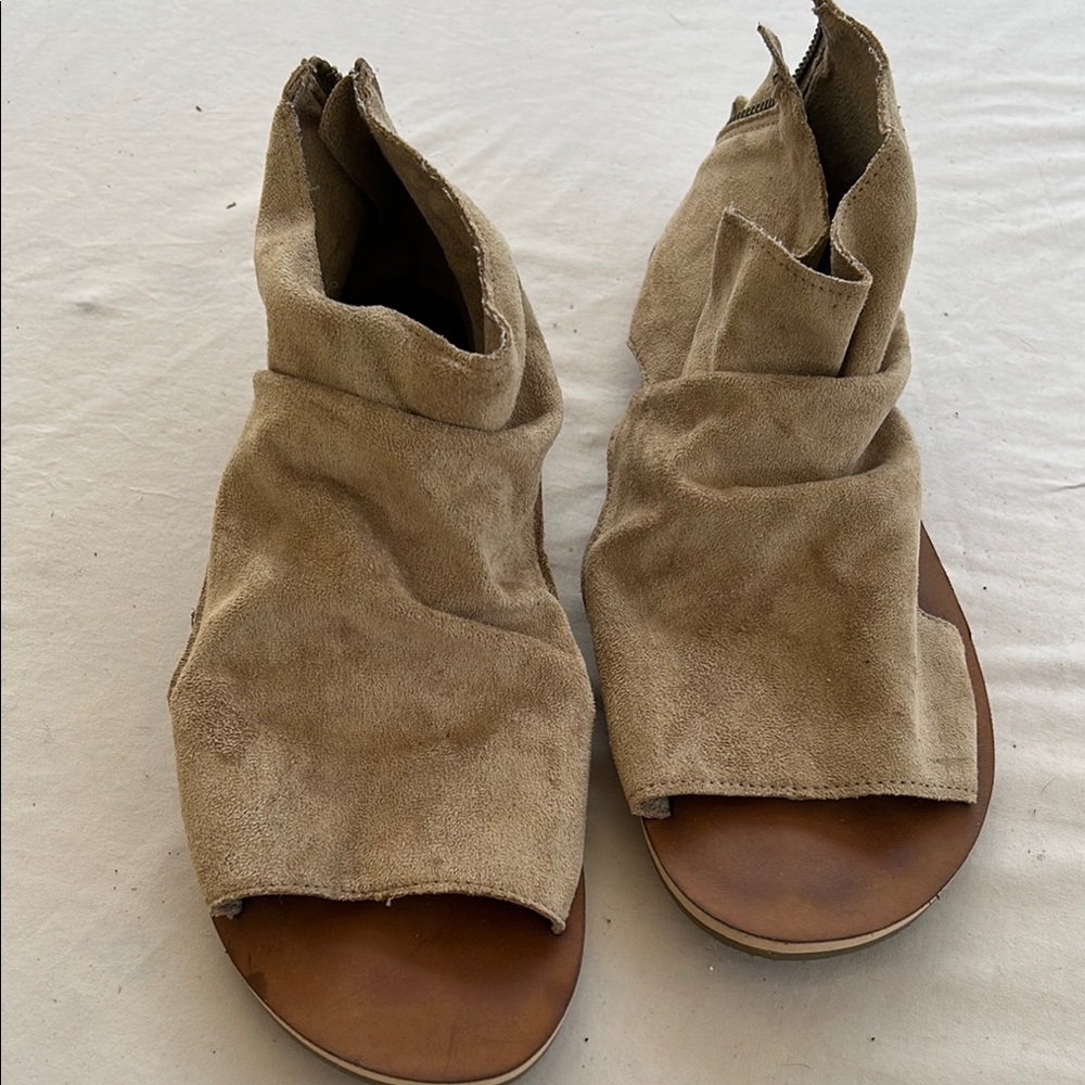 Billabong Tan Sandals with Suede Slouchy Design